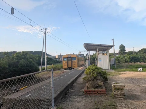 静かなる駅と黄昏の列車