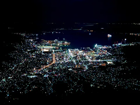 煌めく港町の夜景