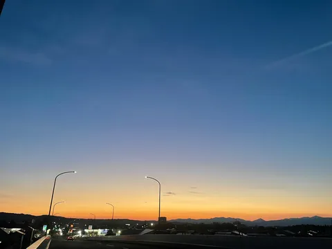 街灯とオレンジ色の空のグラデーション