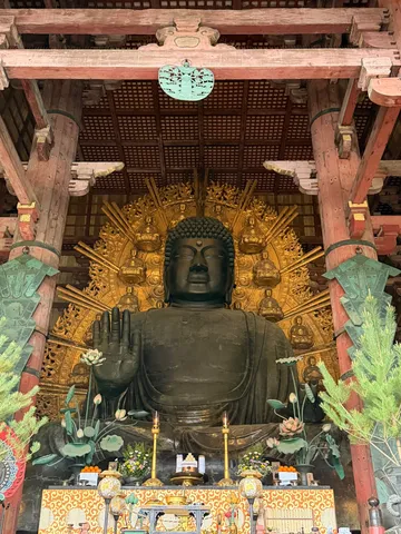 黄金の光背に包まれて