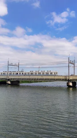 水面を渡る白い列車