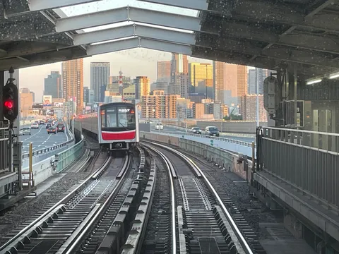 都会を駆ける赤い列車
