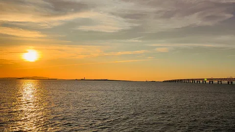夕陽と長大橋のシルエット