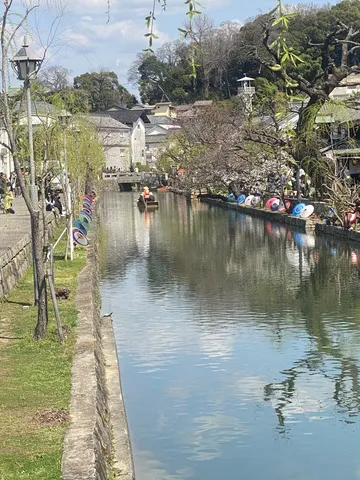 水辺の静かな町並み
