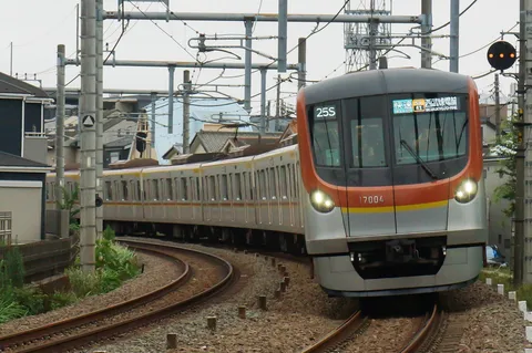 カーブを曲がる近未来的な電車