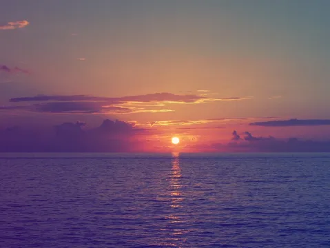静寂の海に沈む夕日
