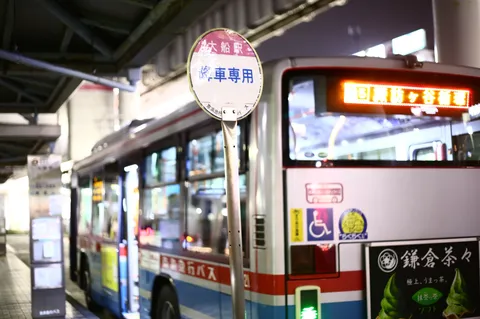 バス停の丸い看板、なんか気になる