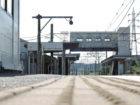 低く見上げる駅の表情