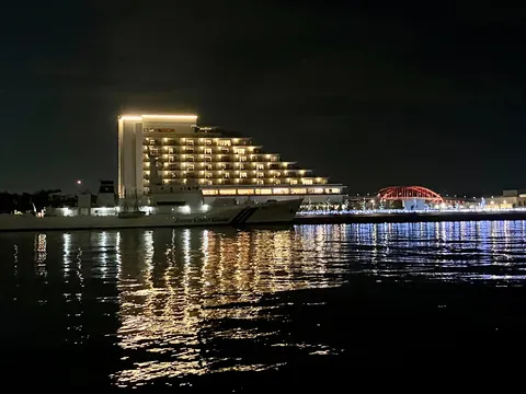 夜の港に揺れる光の階段