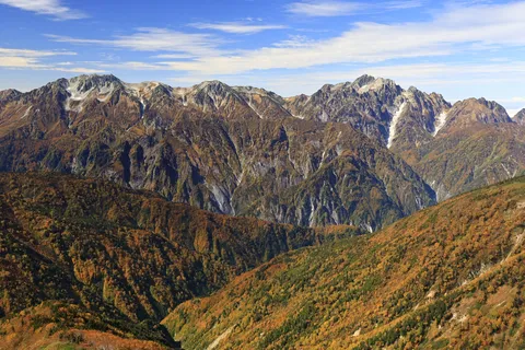 錦秋の山々、雲間の陽光
