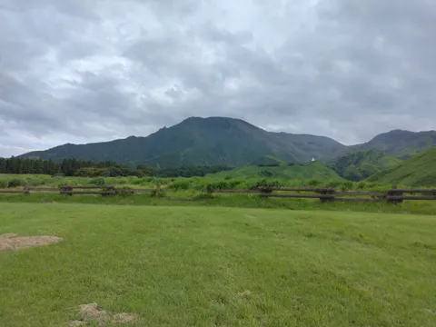 緑の丘と雲の風景