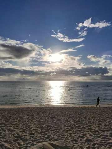 太陽きらめく静かな海岸