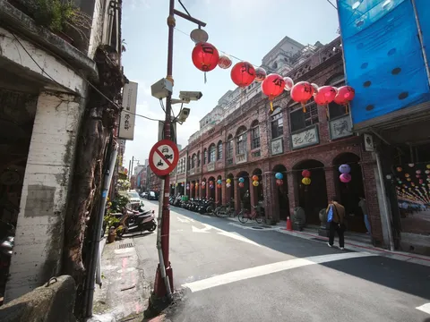 ランタン揺れる異国情緒の路地裏