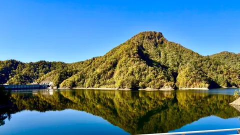 山影揺れる、青き水鏡