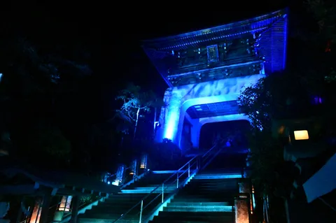 夜の青い階段と門の情景