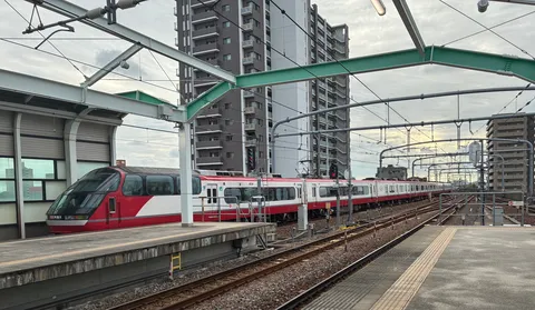 旅情を誘う、都会の鉄道風景