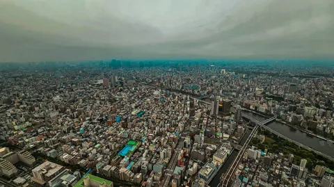 都市の隙間を縫う光景