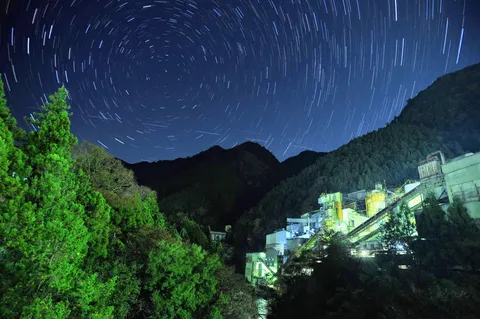 星屑が描く光の軌跡、山の工場夜景