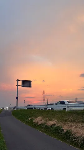 夕焼けに染まる道
