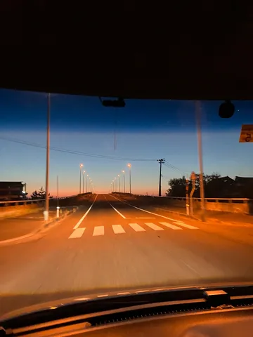 朝焼けの橋を渡る静かな道