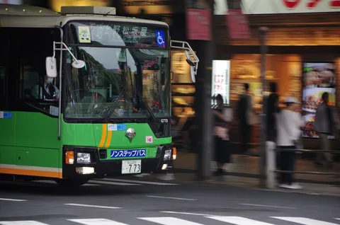 都会を走る緑のバス