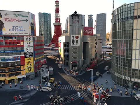 レゴ東京、まさかのブロックランチ？