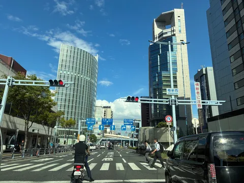 都会の交差点、青空と信号機