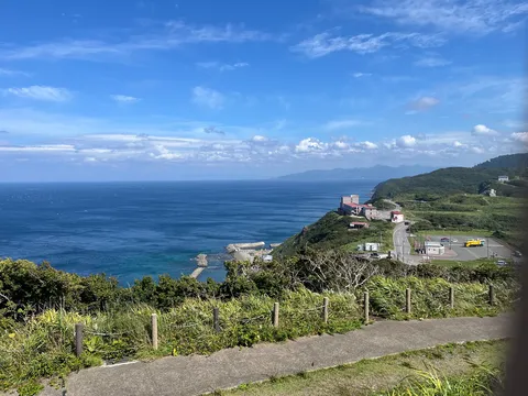 青い海と緑の丘のコントラスト