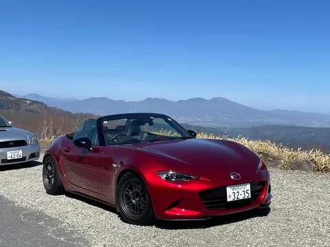 青空に映える赤いオープンカー