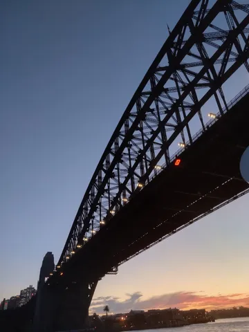 夜景に溶け込む橋のシルエット