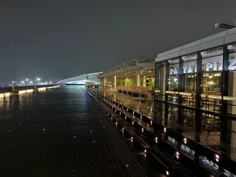 雨上がりの光と影、夜景レストラン