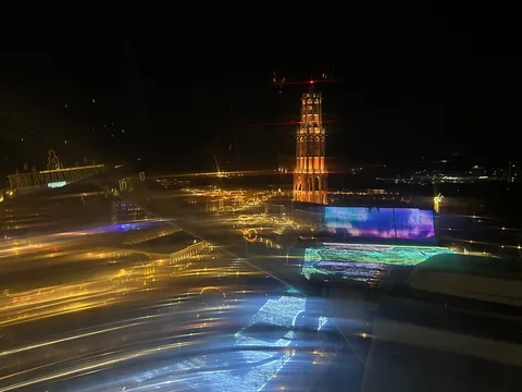 夜景の塔と光のリフレイン