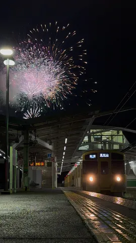 鉄路に咲く夜の花火
