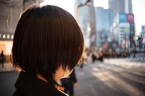 夕暮れ、横顔と都会の灯