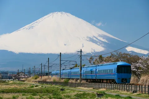 富士山と青い列車の風景