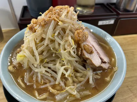 もやしタワー！肉増しラーメン