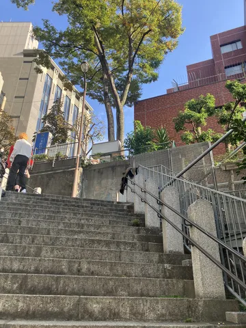 階段を登る鮮やかな髪色