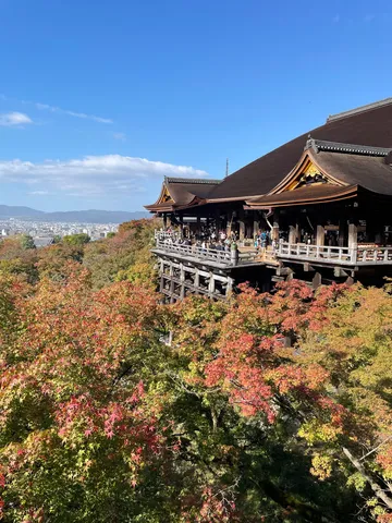 紅葉に彩られた古都の景色