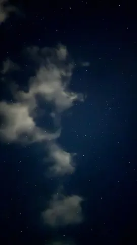 夜空に浮かぶ雲と星の影