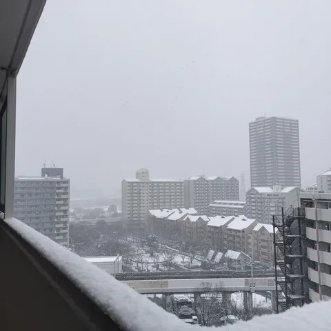 雪景色の静かな街並み