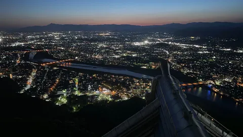 古城と見下ろす都市の灯
