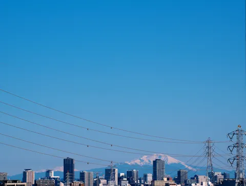 送電線と富士山、都市の眺め