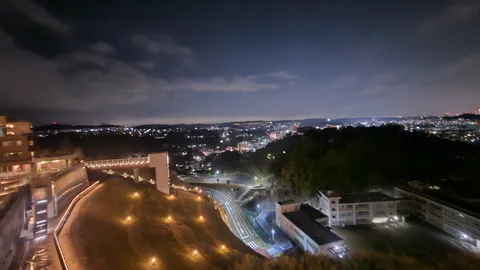 夜景に浮かぶ明かりの道