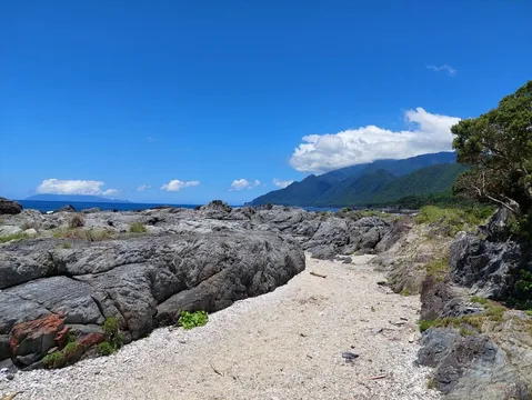 海と岩の青い静寂