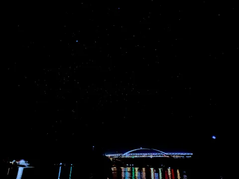 満天の星空と光の橋