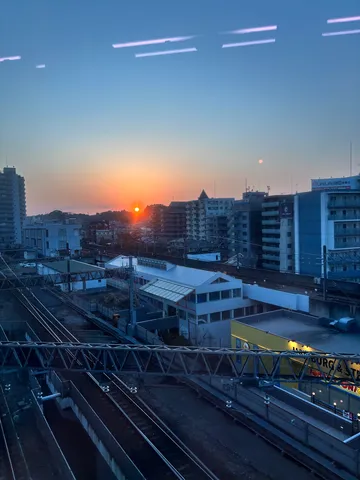 夕暮れ、都会の鉄道風景