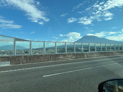 青とガラスの山影