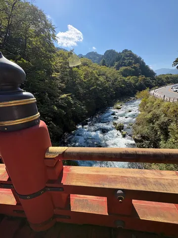 渓谷と流れの光景