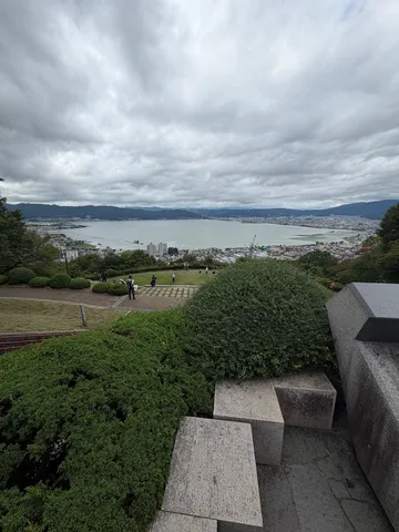 雲間に広がる湖景の静けさ