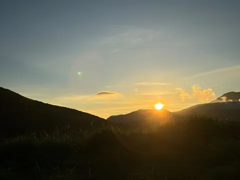 山並みを照らす朝陽